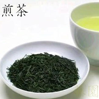 丸久小山園蓬萊高級煎茶茶葉與沖泡後茶