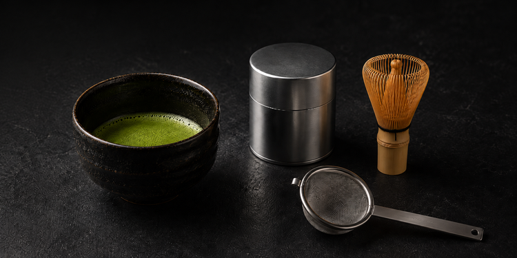 日本茶器與茶道具情境圖，包含抹茶碗、茶筅、銀色茶罐與抹茶篩
