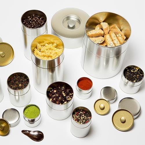 江東堂高橋製作所 茶筒收納茶葉與茶點情境圖