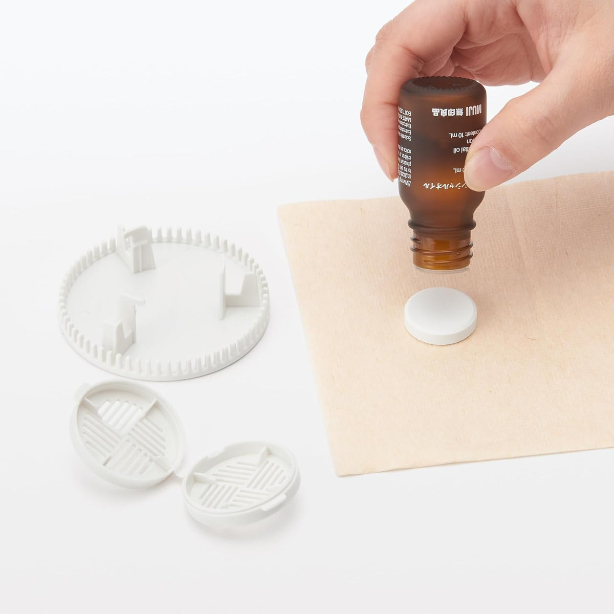 MUJI 無印良品循環扇專用香氛墊滴入精油示意