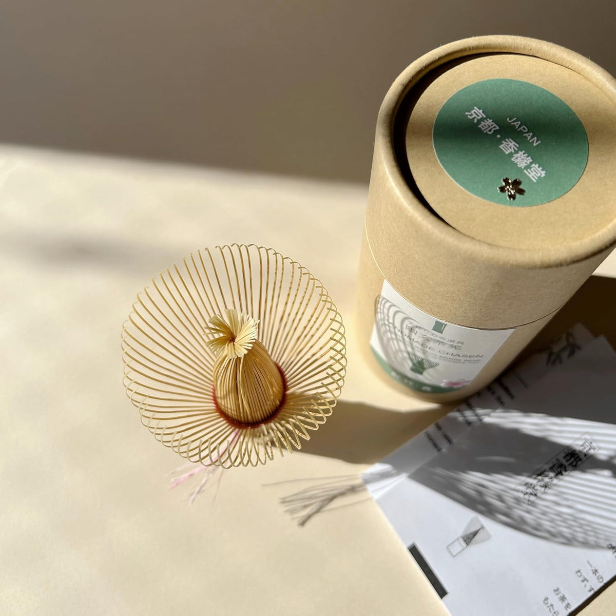 京都香櫞堂幽玄系列日本製白竹70本立抹茶刷與保護筒頂部細節