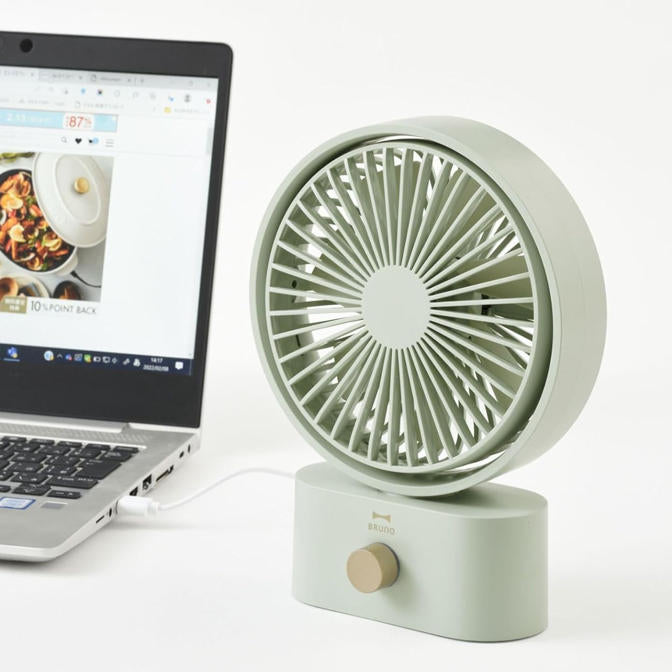 BRUNO USB桌上循環扇 辦公桌使用情境圖