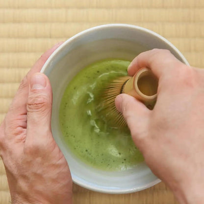 使用茶筅沖泡抹茶示意圖 日式抹茶茶具
