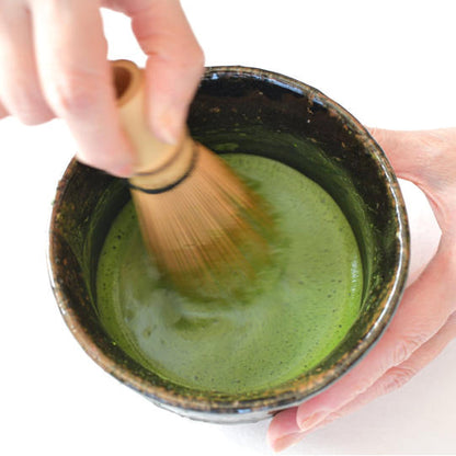 豊好園奧綠抹茶使用茶筅沖泡薄茶