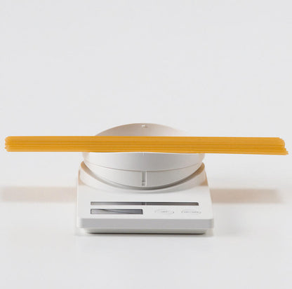 MUJI無印良品 白色太陽能料理秤使用場景