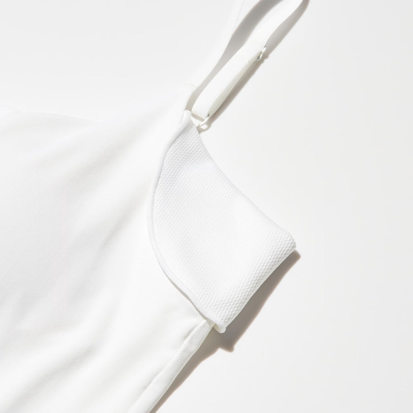 UNIQLO 女裝 AIRism 細肩帶背心腋下細節示意