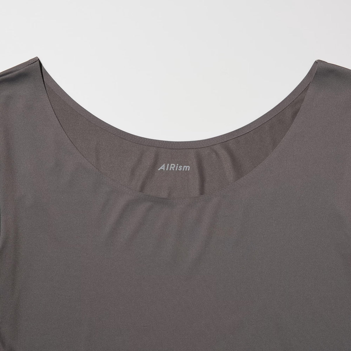 UNIQLO 女款 AIRism UV防護 U領長袖上衣 DRY-EX 領口細節