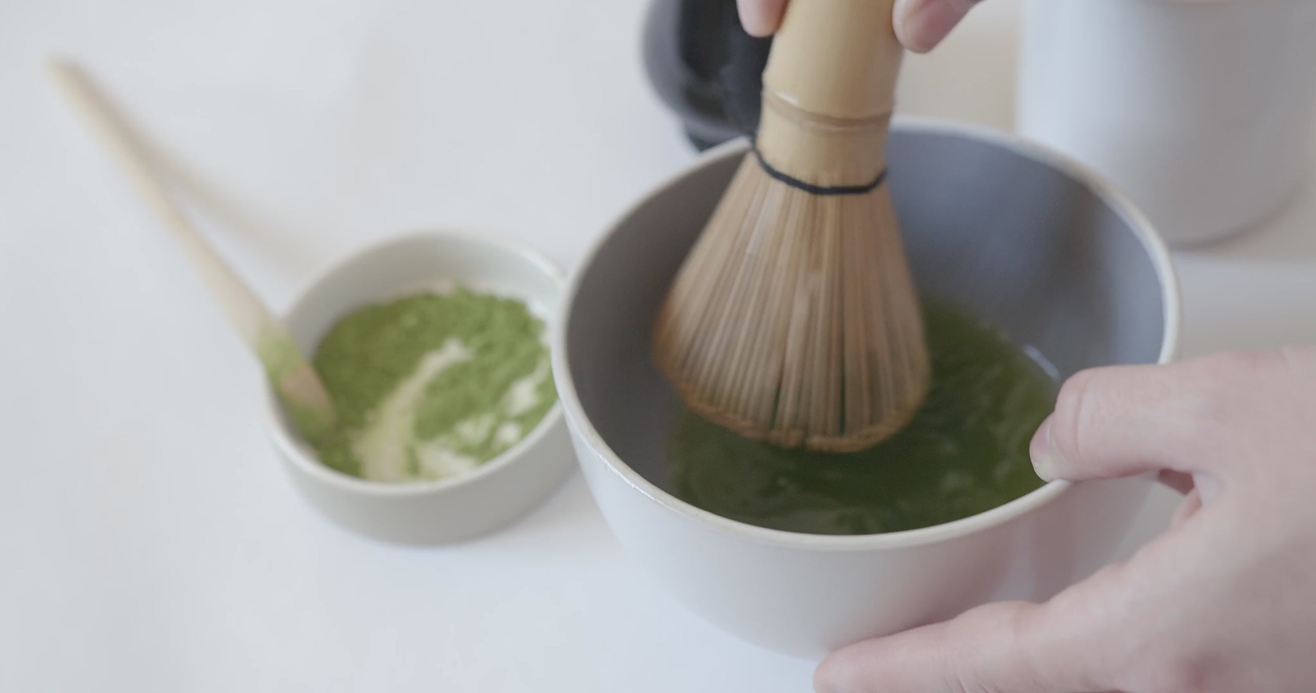 載入影片：以茶筅攪拌抹茶，呈現細緻茶湯與日式抹茶沖泡過程