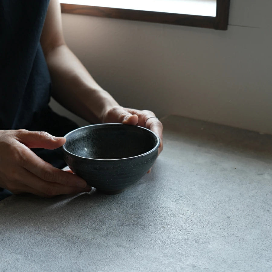 SALIU黑流抹茶碗沉穩黑釉與京型碗身